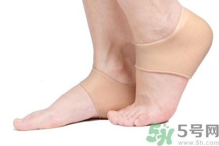 腳后跟腫是什么原因引起的？腳后跟腫怎么辦？