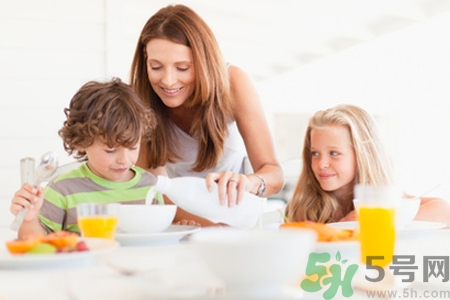 和乙肝病人吃飯會(huì)傳染嗎？和乙肝病人吃飯需要注意什么？