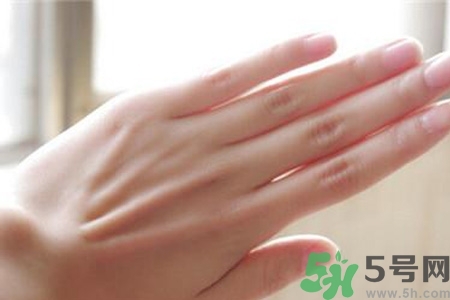 ?指甲上有豎紋是缺什么？指甲上有豎紋是缺維生素嗎？