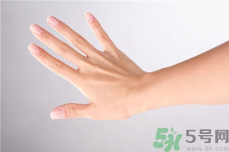 指甲變白是怎么回事？指甲發(fā)白是缺什么嗎？