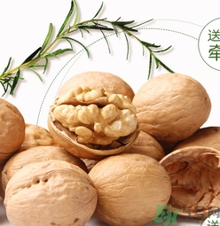 核桃仁皮發(fā)黑能吃嗎？核桃仁皮發(fā)黑怎么回事？