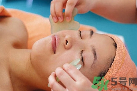 經(jīng)常面部刮痧好嗎？經(jīng)常面部刮痧對皮膚有傷害嗎？