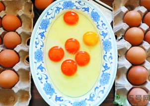 雞蛋黃發(fā)紅是怎么回事？雞蛋黃發(fā)紅可以吃嗎？