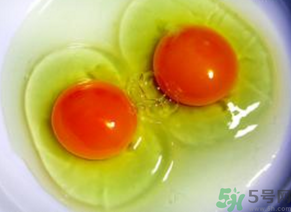 雞蛋黃發(fā)紅是怎么回事？雞蛋黃發(fā)紅可以吃嗎？