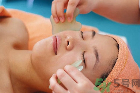 面部刮痧可以祛斑嗎？面部刮痧真的能淡化斑嗎？