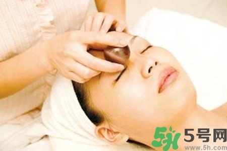 面部刮痧用什么精油好？面部精油刮痧有什么好處？