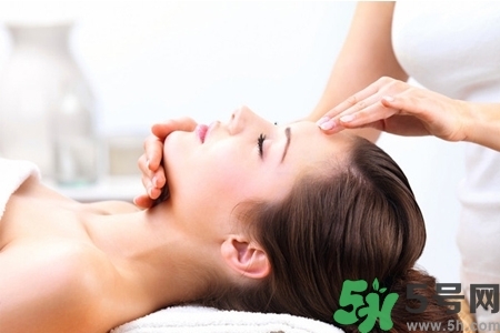 面部刮痧用什么精油好？面部精油刮痧有什么好處？