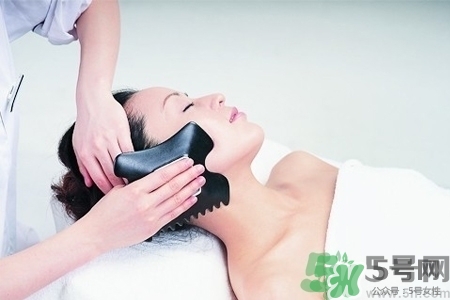 刮痧能去濕氣嗎？去濕氣是拔罐好還是刮痧好？