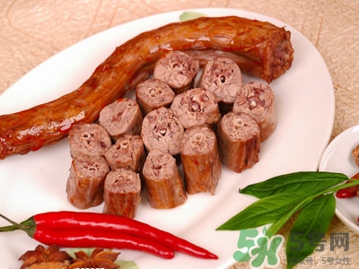 飛機(jī)上可以吃鴨脖嗎?飛機(jī)上吃鴨脖會(huì)被人說嗎