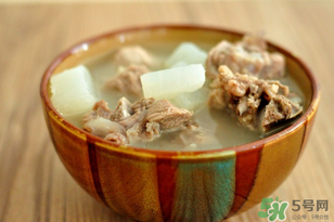 煮排骨用涼水還是熱水？燉排骨用熱水好還是涼水好？