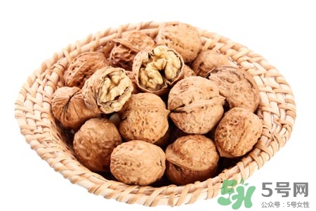 吃核桃可以喝茶嗎？吃核桃喝茶會中毒嗎？