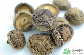 干香菇和鮮香菇的區(qū)別？干香菇和鮮香菇哪個(gè)好？