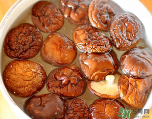 干香菇用什么水泡？干香菇用熱水還是冷水泡？