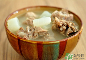 排骨湯為什么是白色的？排骨湯怎么熬成乳白色的？