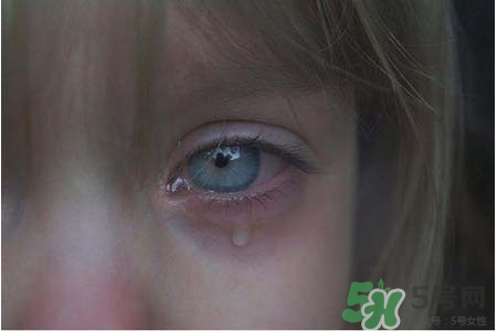 眼睛哭腫了怎么辦？眼睛哭腫了如何快速消腫？