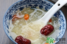 早上空腹喝銀耳紅棗湯好嗎？早上喝銀耳紅棗湯有什么好處？