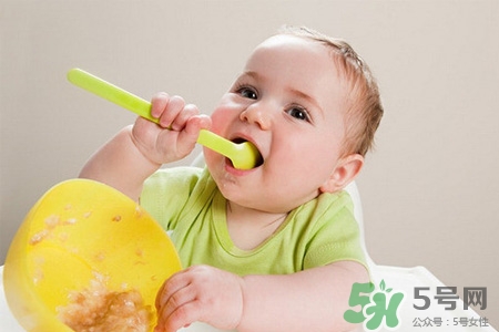 寶寶吐奶后還能再喂嗎？寶寶吐奶后多久可以喂奶？