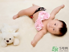 冬天出生的寶寶穿什么衣服？冬天出生的寶寶要準備什么衣服？