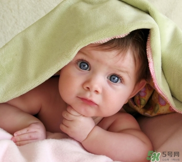 冬天出生的寶寶穿什么衣服？冬天出生的寶寶要準備什么衣服？