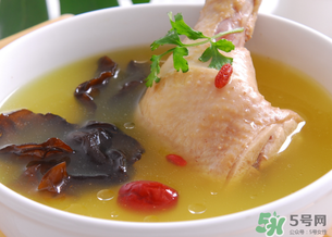 雞湯可以隔夜喝嗎？隔夜的雞湯還能喝嗎？