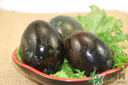 松花蛋的營(yíng)養(yǎng)價(jià)值,松花蛋的功效與作用 松花蛋的營(yíng)養(yǎng)價(jià)值,松花蛋的功效與作用