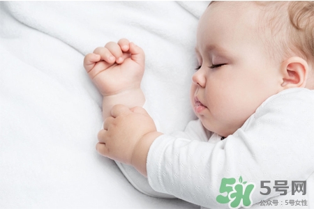 冬天寶寶睡覺手能放外面嗎？冬天寶寶睡覺手放外面怎么辦？