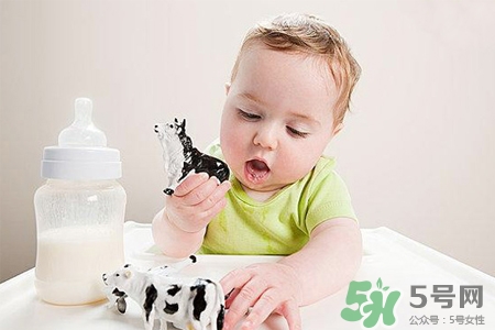 寶寶缺鈣的癥狀有哪些？寶寶什么時(shí)候補(bǔ)鈣最好？