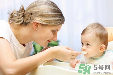 寶寶缺鈣的癥狀有哪些？寶寶什么時(shí)候補(bǔ)鈣最好？