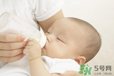 寶寶第一口輔食吃什么最好？寶寶第一口輔食怎么吃？