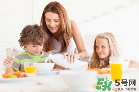 父母?jìng)€(gè)子不高孩子能長(zhǎng)高嗎？父母都矮孩子一定矮嗎？