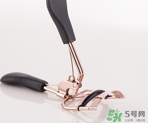 睫毛夾可以帶上飛機嗎？睫毛夾可以托運嗎？