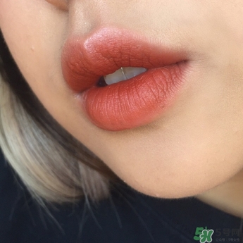 smashbox唇釉out loud色號真人試色圖 smashbox唇釉out loud色號真人試色圖