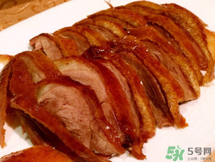 烤鴨和不能什么一起吃？烤鴨不能和什么一起吃？