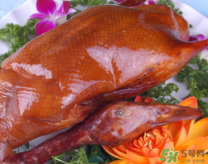 烤鴨和不能什么一起吃？烤鴨不能和什么一起吃？