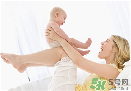 嬰兒爽身粉含滑石粉好嗎?滑石粉對寶寶的危害 嬰兒爽身粉含滑石粉好嗎?滑石粉對寶寶的危害