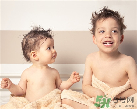 嬰兒爽身粉含滑石粉好嗎?滑石粉對寶寶的危害 嬰兒爽身粉含滑石粉好嗎?滑石粉對寶寶的危害