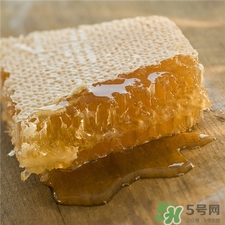 蜂巢蜜的營養(yǎng)價值 巢蜜的功效與作用 蜂巢蜜的營養(yǎng)價值 巢蜜的功效與作用