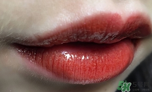 露華濃唇釉055試色 露華濃不脫色唇釉055試色圖 露華濃唇釉055試色 露華濃不脫色唇釉055試色圖