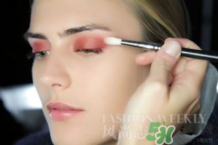 磚紅色口紅配什么妝容？磚紅色口紅適合什么妝？