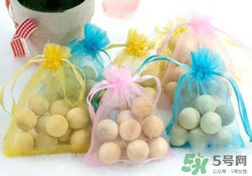 樟腦丸可以放床上嗎？樟腦丸放床上要放幾顆？