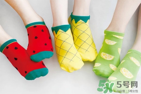 晚上穿襪子睡覺(jué)好不好？晚上穿襪子睡覺(jué)的好處和壞處