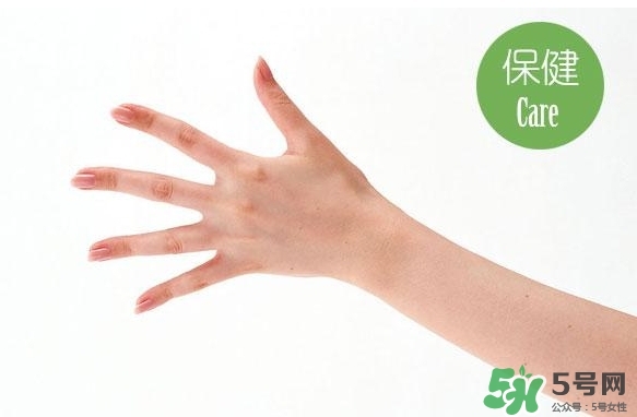 睡覺睡到半夜手麻是怎么回事？睡覺睡到半夜手麻怎么辦？