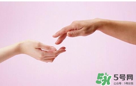 睡覺睡到半夜手麻是怎么回事？睡覺睡到半夜手麻怎么辦？