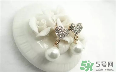 耳釘戴久了為什么會臭?耳釘多久換一次? 耳釘戴久了為什么會臭?耳釘多久換一次?