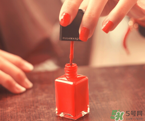 冬天涂什么顏色的指甲油好看？冬天適合什么顏色的指甲油？