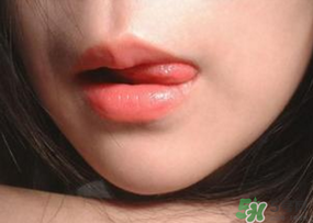 涂口紅嘴唇起皮怎么辦？涂口紅嘴唇起皮小妙招