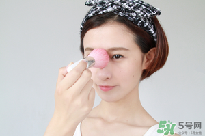 冬天化妝要用散粉嗎？冬天化妝需要定妝粉嗎？