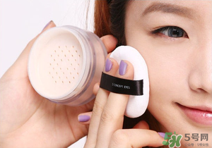 冬天化妝要用散粉嗎？冬天化妝需要定妝粉嗎？