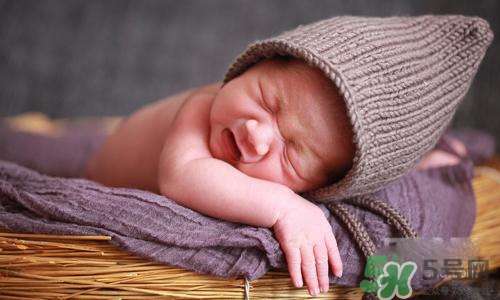 新生兒背上長(zhǎng)了很多小紅疹怎么辦？新生兒長(zhǎng)小紅疹怎么回事？