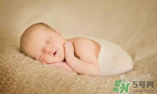 新生兒背上長(zhǎng)了很多小紅疹怎么辦？新生兒長(zhǎng)小紅疹怎么回事？